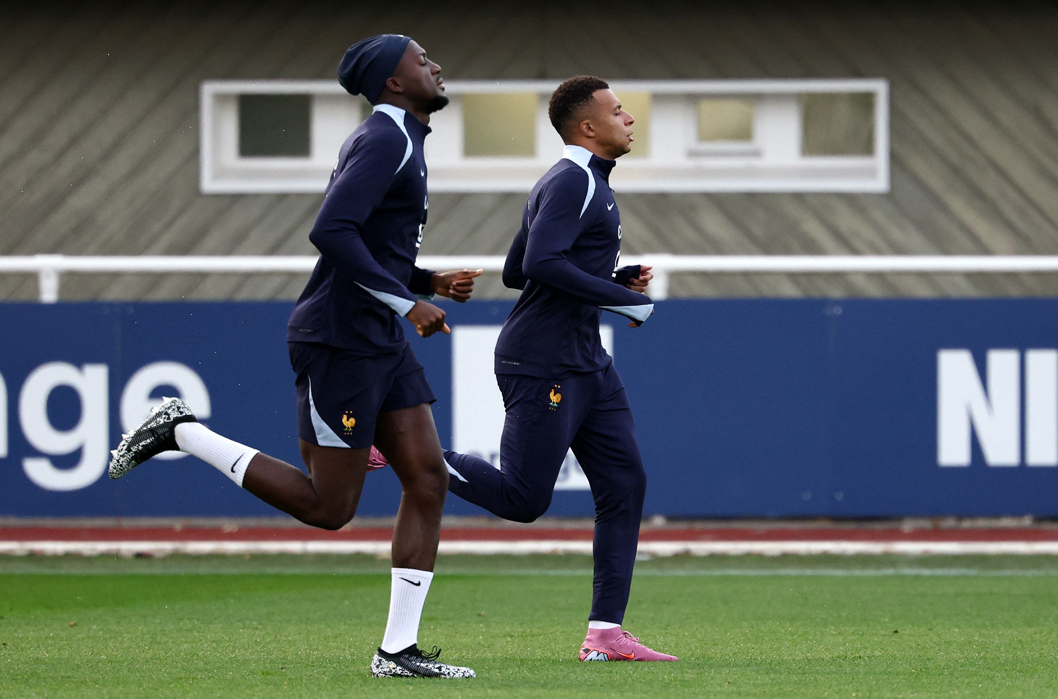 包含赛前体能课后,罗马调整名单备战法国杯,悬念犹存,年轻球员得到机会的词条 包含赛前体能课后,罗马调整名单备战法国杯,悬念犹存,年轻球员得到机会的词条